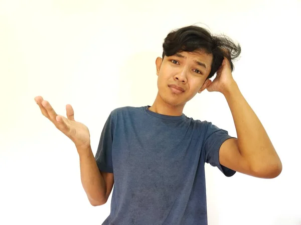 Asiatisk Man Klia Hår Med Förvirrad Och Aningslös Ansikte — Stockfoto