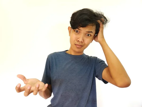 Pria Asia Yang Menggaruk Rambut Dengan Wajah Bingung Dan Tidak — Stok Foto