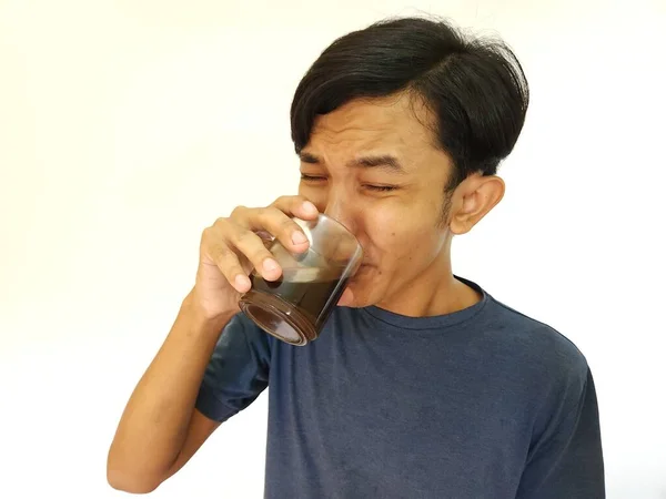 Pria Asia Minum Segelas Kopi Espresso Pahit — Stok Foto