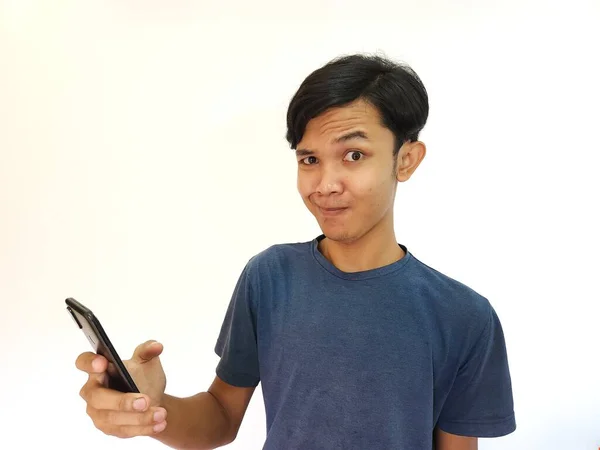 Vay Sürpriz Yüz Asyalı Adam Akıllı Telefon Reklam Alanı Kullanıyor — Stok fotoğraf
