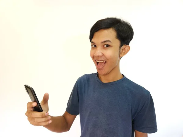 Wow Sorpresa Cara Asiático Hombre Uso Smartphone Con Copia Espacio —  Fotos de Stock