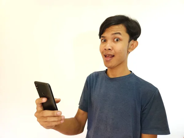Wow Surpresa Rosto Asiático Homem Uso Smartphone Com Cópia Espaço — Fotografia de Stock