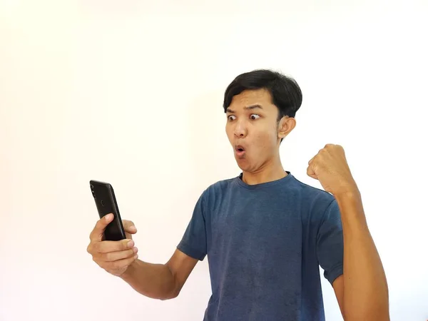 Szczęśliwy Podekscytowany Człowiek Używać Smartfona Tak Gest Strony Przestrzeń Kopiowania — Zdjęcie stockowe