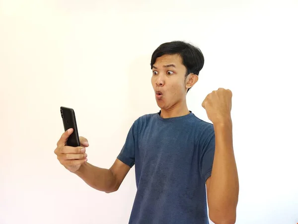 Glad Och Upphetsad Man Använda Smartphone Med Gest Hand Kopieringsutrymme — Stockfoto