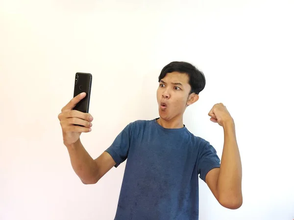 Pria Bahagia Dan Bersemangat Menggunakan Smartphone Dengan Tangan Isyarat Menyalin — Stok Foto