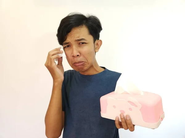 Gråtande Ansikte Asiatisk Man Med Handen Håller Vävnad Isolerad Vit — Stockfoto