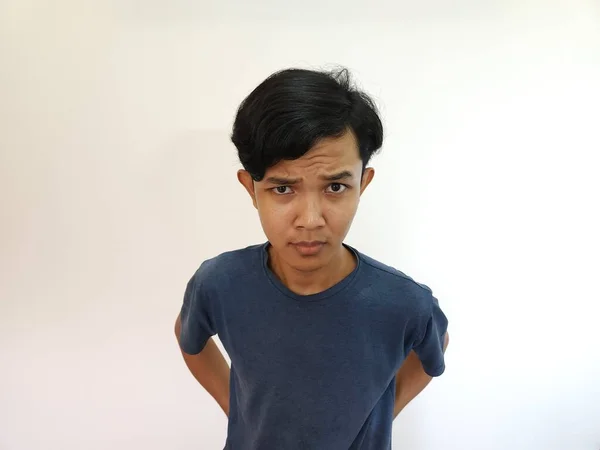 Lucu Jelas Mengintip Pria Asia Dengan Kaos Abu Abu Terisolasi — Stok Foto