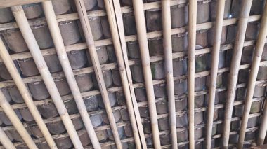 Ahşaptan yapılmış geleneksel bir kiremit çatısının düzenlenmesi veya temeli