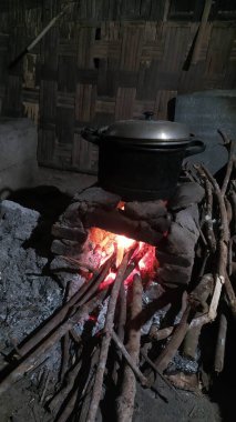 Yakacak odun kullanarak yemek pişirmek için geleneksel kırsal soba.