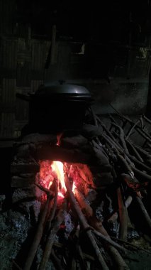 Yakacak odun kullanarak yemek pişirmek için geleneksel kırsal soba.