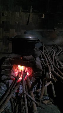 Yakacak odun kullanarak yemek pişirmek için geleneksel kırsal soba.