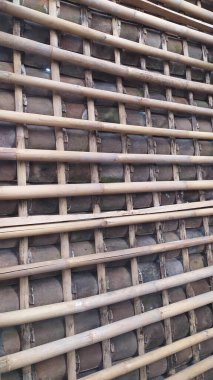 Ahşaptan yapılmış geleneksel bir kiremit çatısının düzenlenmesi veya temeli