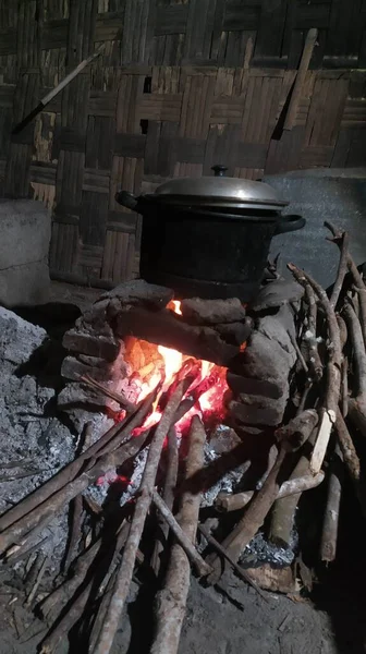 使用木柴做饭的传统农村炉灶 — 图库照片