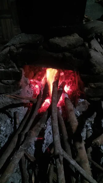 使用木柴做饭的传统农村炉灶 — 图库照片