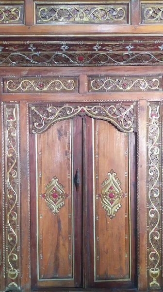 Jawajskie Tradycyjne Drzwi Rzeźbionymi Rzeźbami Drewna — Zdjęcie stockowe