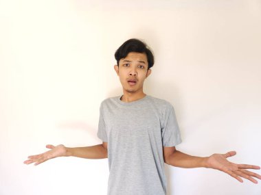 Beyazlarla sorunu olan Asyalı adamın endişeleri.