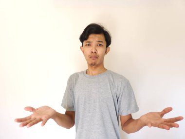 Beyazlarla sorunu olan Asyalı adamın endişeleri.