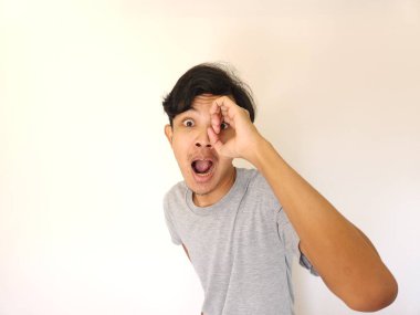 Beyaz arka planda izole edilmiş gri tişörtlü komik bir Asyalı.