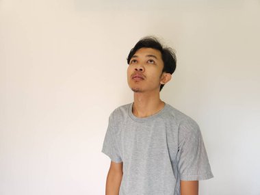 Asyalı adam sıkılmış ve soyutlanmış bir geçmişle karşı karşıya.