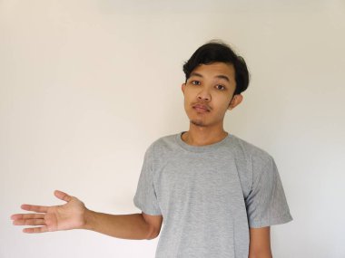 Beyazlarla sorunu olan Asyalı adamın endişeleri.