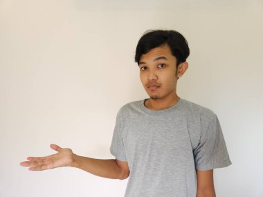 Beyazlarla sorunu olan Asyalı adamın endişeleri.