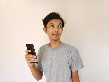 Sürpriz Asyalı adam akıllı telefon kullanıyor ve reklam alanının fotokopisini çekiyor.