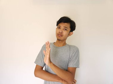 Asyalı adam reddetme işareti gösteriyor, hayır diyor, dur. beyaz üzerine izole