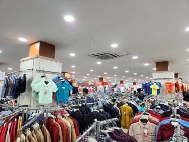 Kıyafet mağazası tatilde olan müşterilerle dolu.