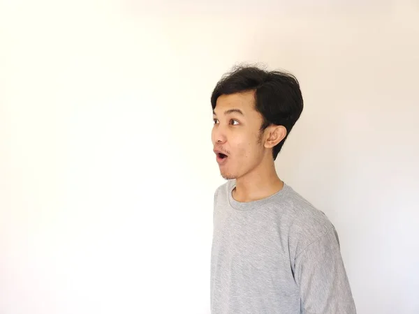 Schockiertes Und Überraschtes Gesicht Eines Asiatischen Mannes Isolation Auf Weißem — Stockfoto