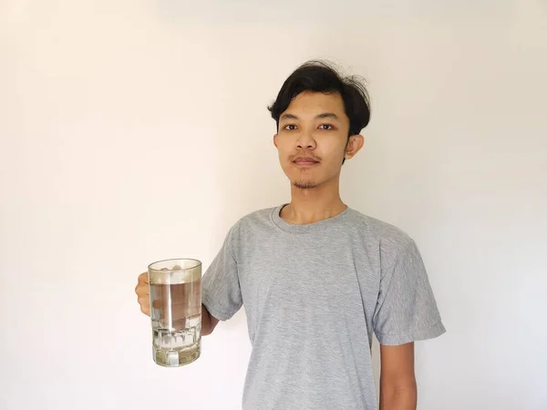 Asiatisk Man Har Ett Glas Vatten Isolerad Bakgrund — Stockfoto