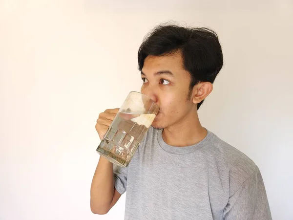 Asiatiska Man Dricka Ett Glas Vatten — Stockfoto