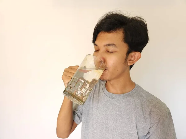 Asiatiska Man Dricka Ett Glas Vatten — Stockfoto