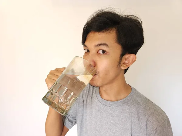 Asiático Hombre Bebiendo Vaso Agua —  Fotos de Stock