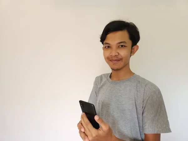 Vay Sürpriz Yüz Asyalı Adam Akıllı Telefon Reklam Alanı Kullanıyor — Stok fotoğraf