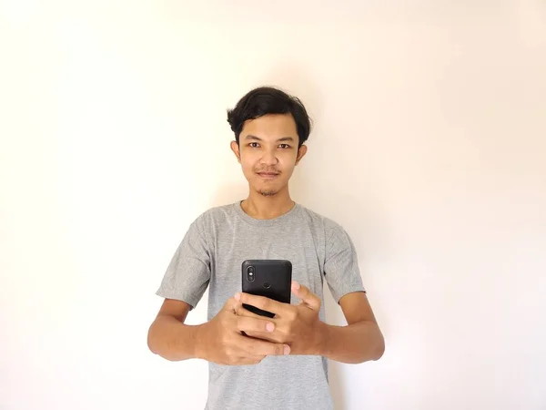 Wow Och Överraskande Ansikte Asiatisk Man Använda Smartphone Med Kopia — Stockfoto