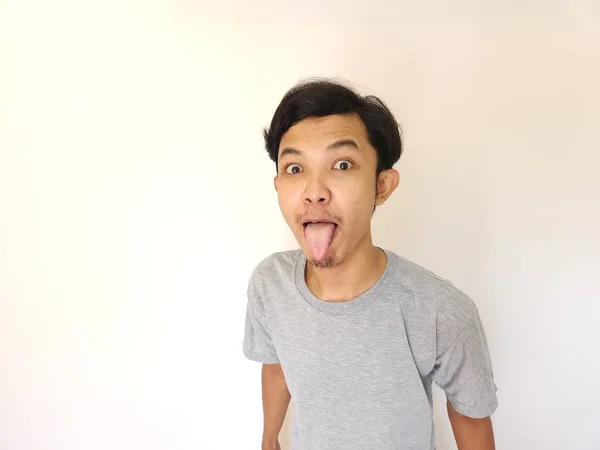 Rolig Retsticka Och Mobbare Ansikte Asiatisk Man Sticker Tungan Isolerad — Stockfoto