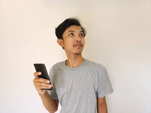 Surpresa Rosto Asiático Homem Usar Smartphone Enfrentando Com Espaço Cópia — Fotografia de Stock