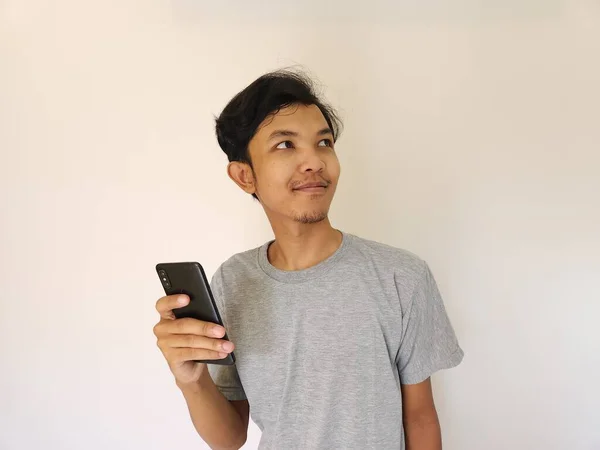 Sorpresa Cara Asiático Hombre Uso Smartphone Frente Arriba Con Copia —  Fotos de Stock
