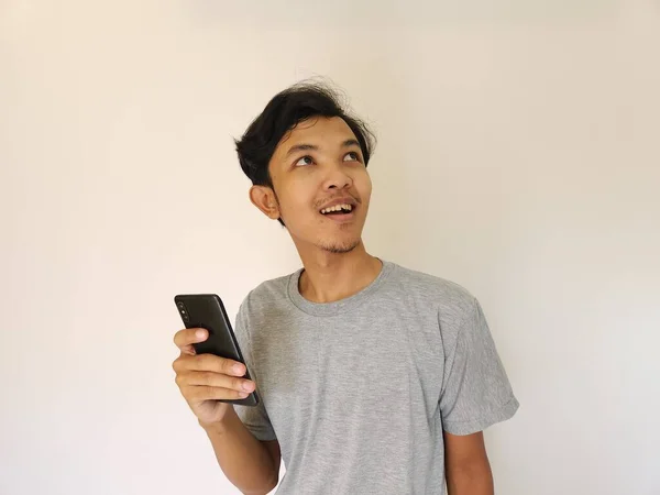 Überraschung Gesicht Asiatischen Mann Mit Smartphone Und Gesicht Nach Oben — Stockfoto