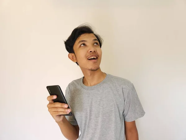 Sürpriz Asyalı Adam Akıllı Telefon Kullanıyor Reklam Alanının Fotokopisini Çekiyor — Stok fotoğraf