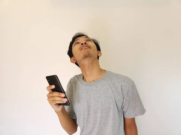 Niespodzianka Twarz Azji Człowiek Używać Smartfon Wobec Wobec Górę Kopia — Zdjęcie stockowe