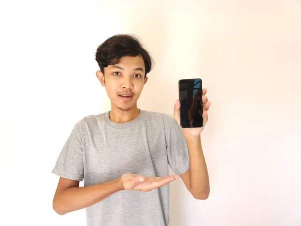 Asiatischer Junger Mann Zeigt Smartphone Mit Leerem Bildschirm — Stockfoto