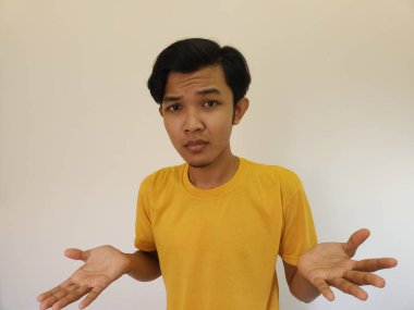 Beyazlarla sorunu olan Asyalı adamın endişeleri.