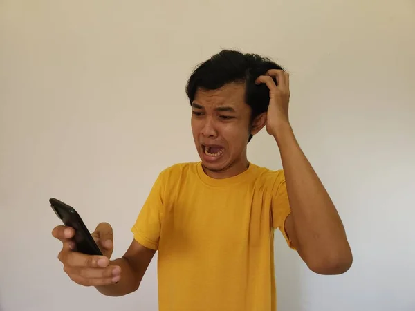 Een Man Die Huilt Teleurgesteld Met Zijn Telefoon Gemiste Promo — Stockfoto