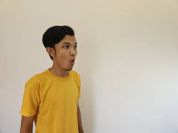 Funny Amazing Shocked Surprised Asian Man Face Advertise Isolated White — Stok Foto