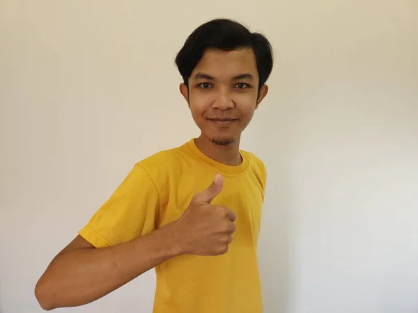 Boldog Ázsiai Férfi Mutatja Hüvelykujj Fel Mint Egy Kéz Jel — Stock Fotó