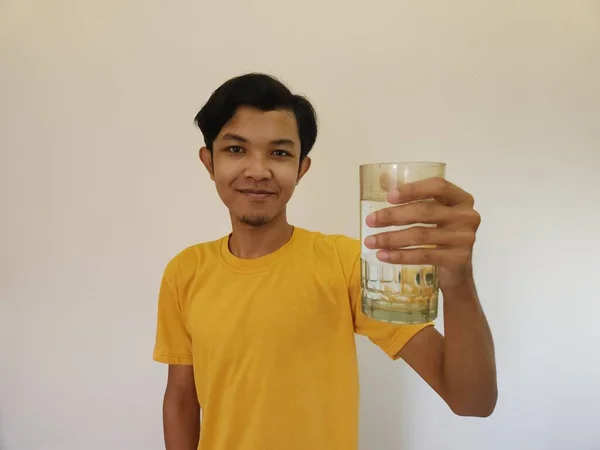 Asiatisk Man Dricker Vatten Isolerad Vit Bakgrund — Stockfoto