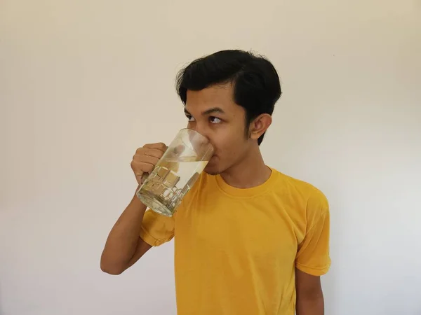 Asiatische Mann Trinkt Wasser Isoliert Auf Weißem Hintergrund — Stockfoto