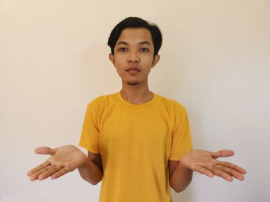 Şaşırmış Asyalı adam beyaz arka planda reklam için izole edilmiş.