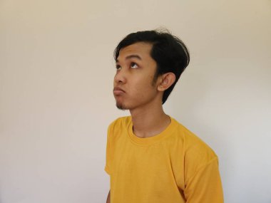 Asyalı adam sıkılmış ve soyutlanmış bir geçmişle karşı karşıya.